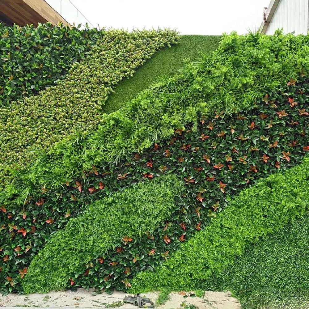 本工程位于上海著名的朱家角镇旅游区附近，珠里尚院业主为了打造别墅与自然景观融为一体的效果，特别选择仿真植物墙，本植物墙采用耐辐射草皮施工样板。
